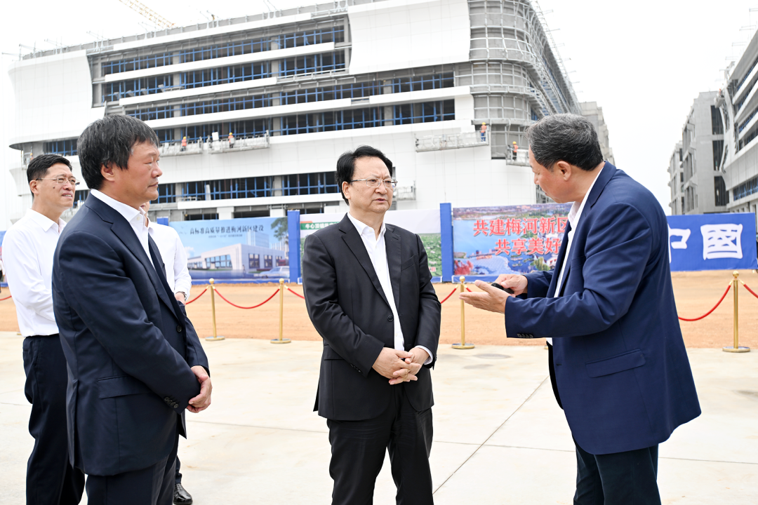9月9日，省委書記景俊海到梅河口市調(diào)研，在梅河皓月肉牛產(chǎn)業(yè)綜合加工項(xiàng)目現(xiàn)場(chǎng)詳細(xì)了解肉牛養(yǎng)殖、加工、交易全產(chǎn)業(yè)鏈運(yùn)行情況。.png